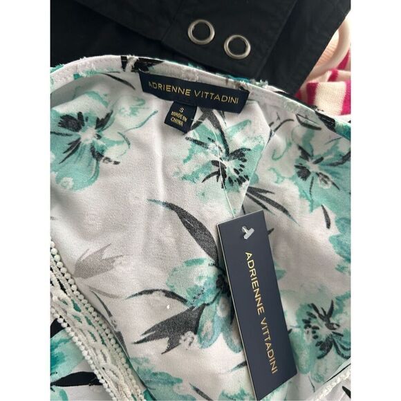 Adrienne Vittadini V Neck Floral Top NWT - Picture 4 of 6